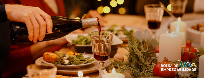 Imagem de uma mesa com comida e bebidas. A imagem representa como pode criar uma refeição memorável para os seus colaboradores através das nossas ideias criativas para um jantar de empresa.