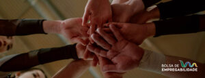Imagem de uma equipa a juntar as mãos, numa representação de como as atividades de team building ajudam a reforçar os laços entre colaboradores.